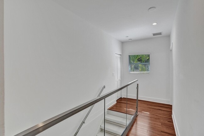 Building Photo - 833 SW 17th St