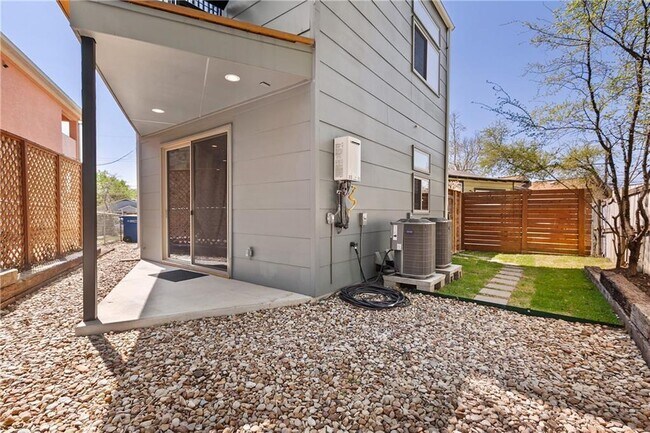 Building Photo - 2702 Crest Ave