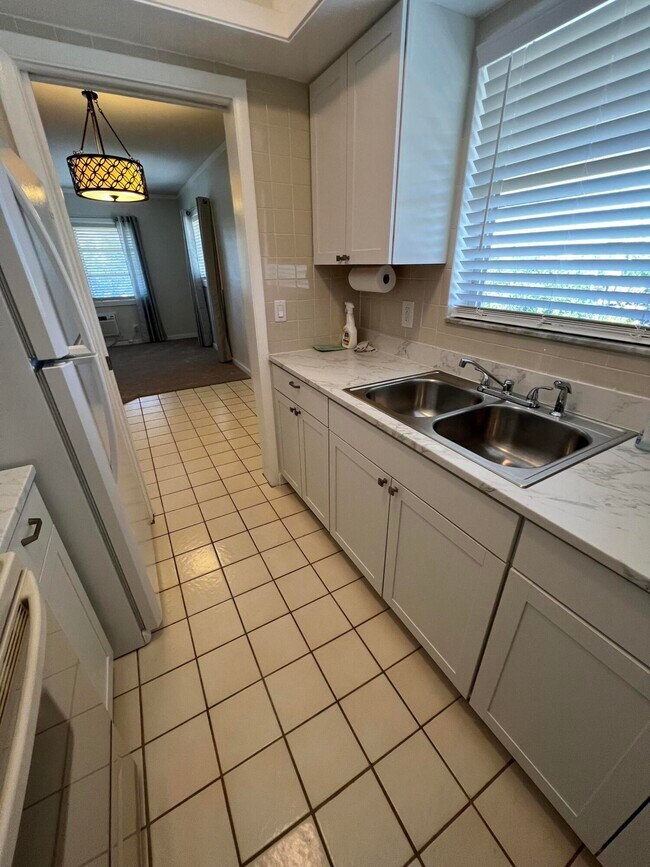 Building Photo - 1050 E Sample Rd