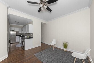 Building Photo - 2 bedroom in Chicago IL 60613