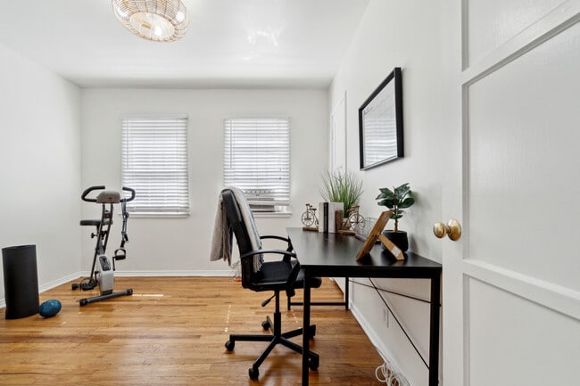 Building Photo - 15034 1/2 Dickens St