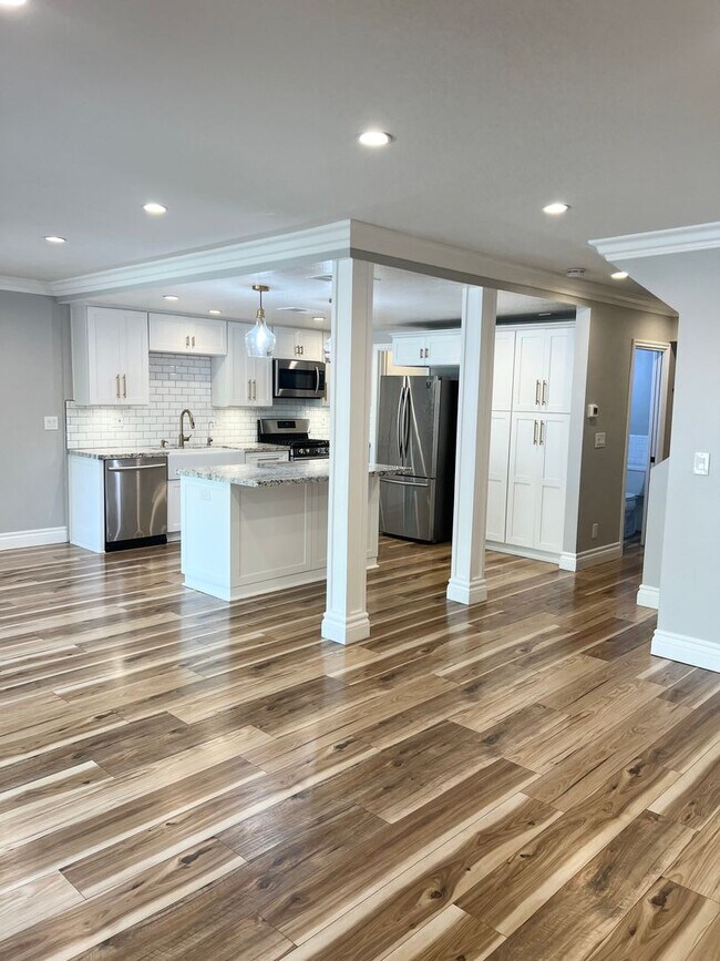 Building Photo - 4 Bed/ 3 Bath Yorba Linda Home with 2 Car Garage