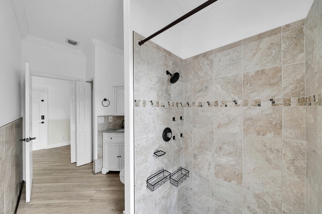 Building Photo - 5878 Bay Hill Cir