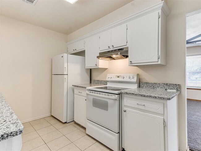 Building Photo - 325 E Cedar Ln