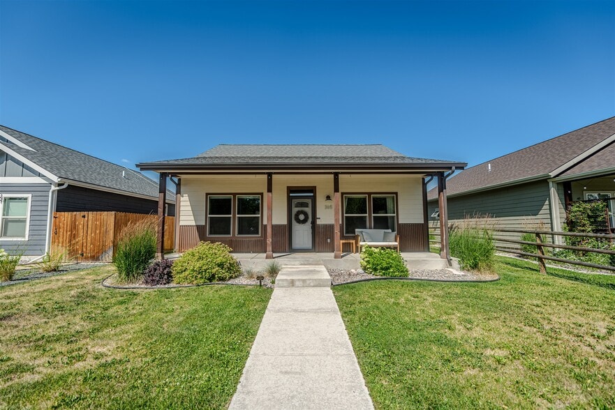 Primary Photo - 365 Hiberta St