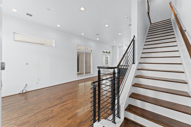 Building Photo - 120 Pierce St