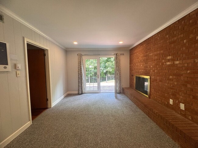 Building Photo - 4 Bedroom Jamestown Beauty!