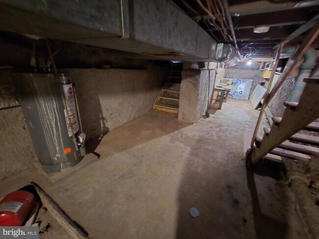 Building Photo - 330 Moss St