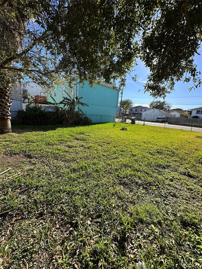 Building Photo - 1709 Biovu Dr