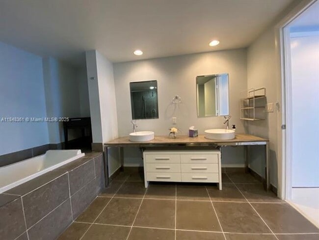 Building Photo - 475 Brickell Ave