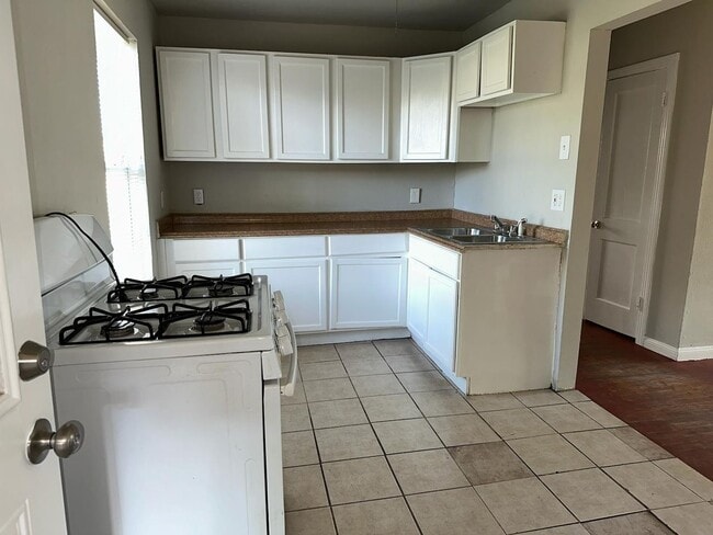 Building Photo - Great 3 Bedroom Single Family in Angleton