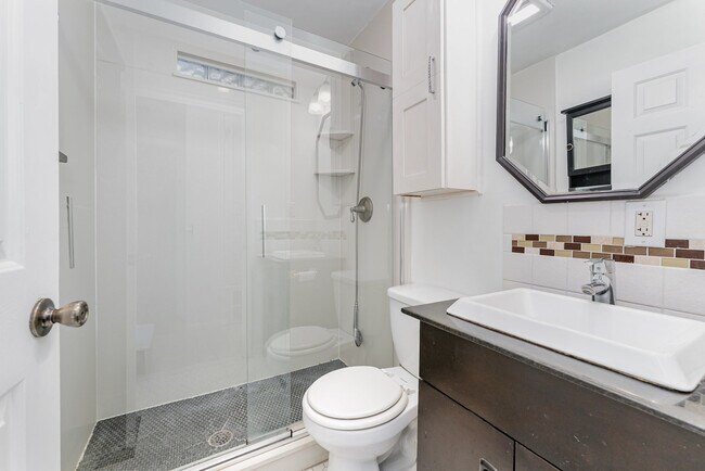 Building Photo - 7831 Summerfield Rd