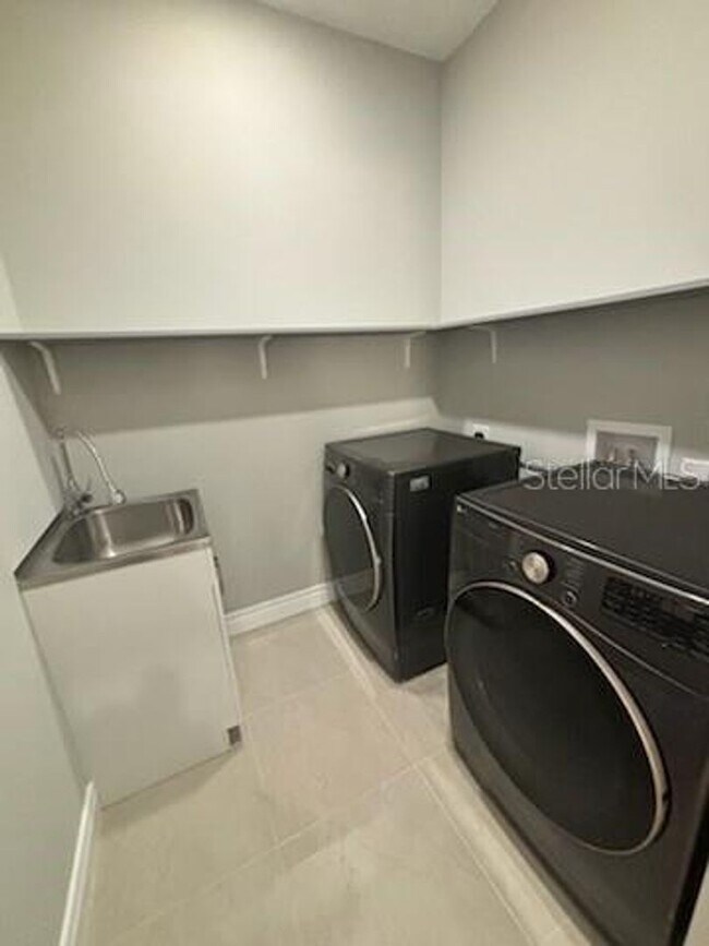 Building Photo - Providence Townhome For Rent