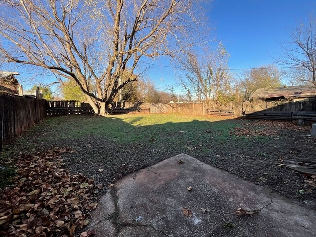 Building Photo - 3 Bed, 1 Bath, 2 Car Garage