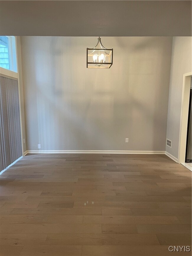 Building Photo - 497 Summerhaven Dr N