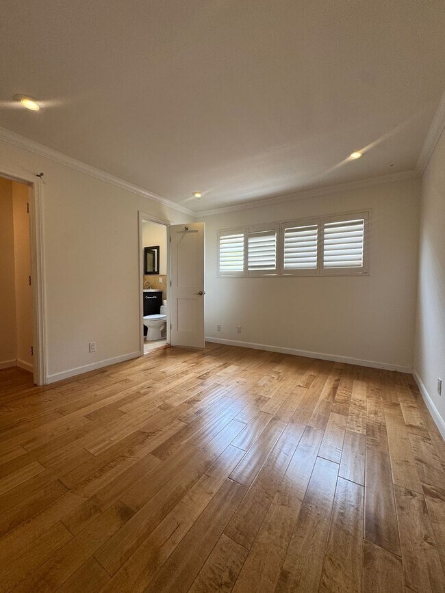 Building Photo - Beautiful 3 Bedroom, 2 Bathroom Home in Prime Santa Monica Location