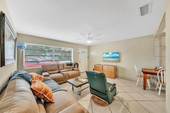 Building Photo - 726 N A St