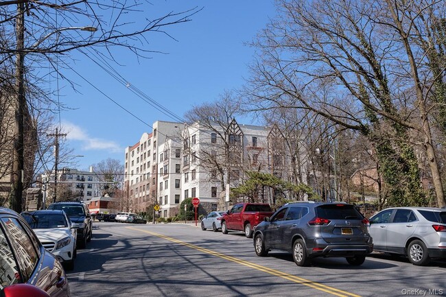 Building Photo - 26 Pondfield Rd