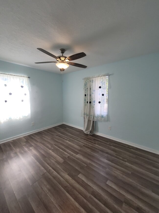 Building Photo - 513 Hollyhock Ln