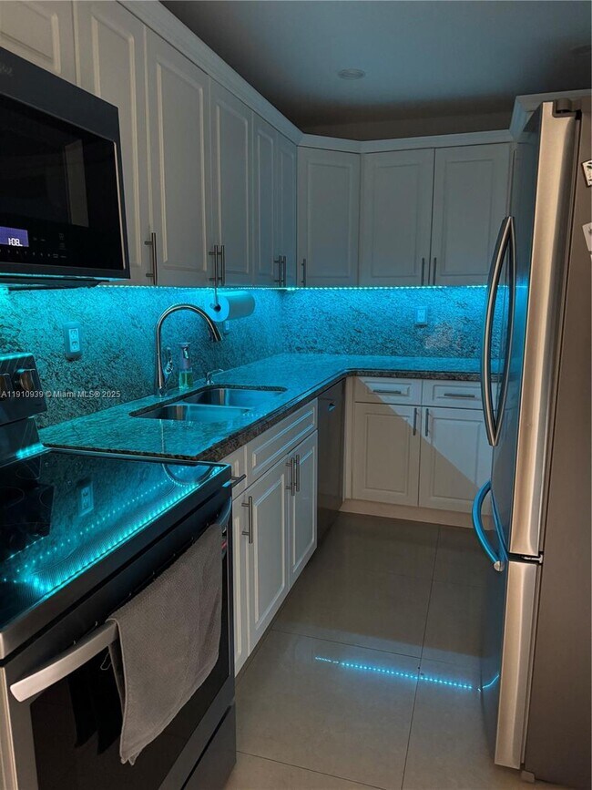 Building Photo - 14036 SW 90th Ave