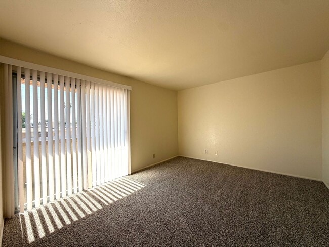 Building Photo - Glendale 3 Bed / 2 Bath Townhome | Two-Story Layout