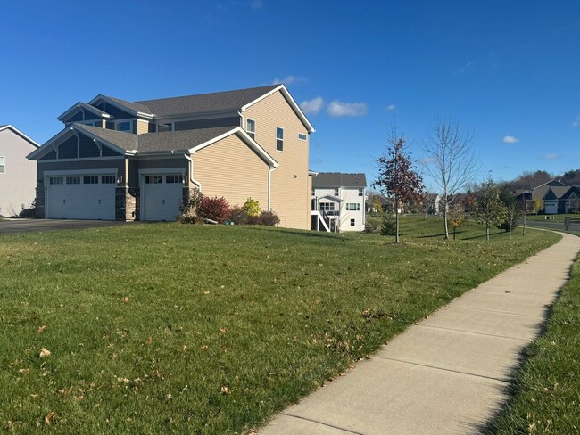 Building Photo - Rare 4 bed 3 bath home in shakopee for lea...