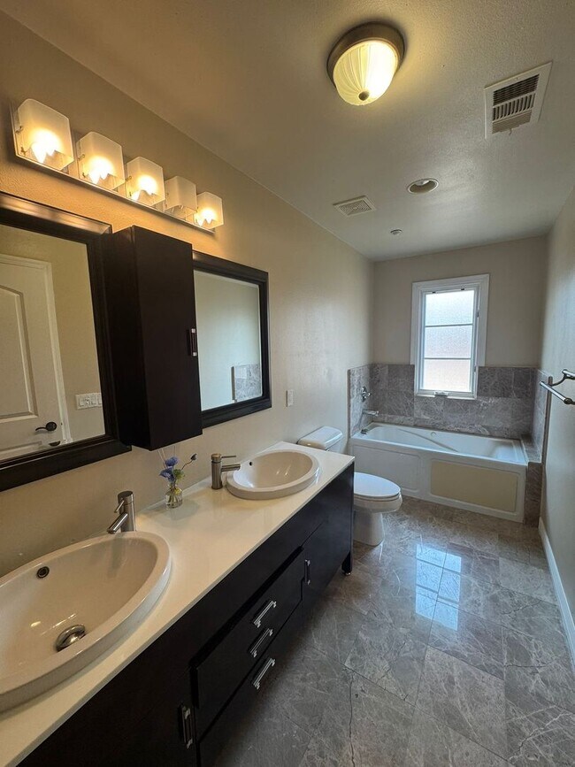 Building Photo - 247 S Arroyo Dr
