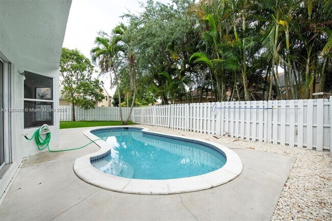 Building Photo - 1127 SW 104th Way