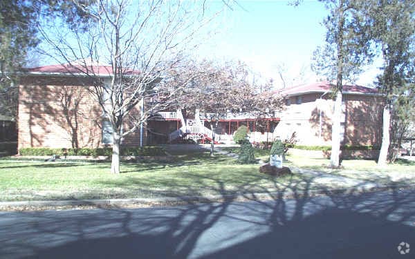 Building Photo - Shady Springs