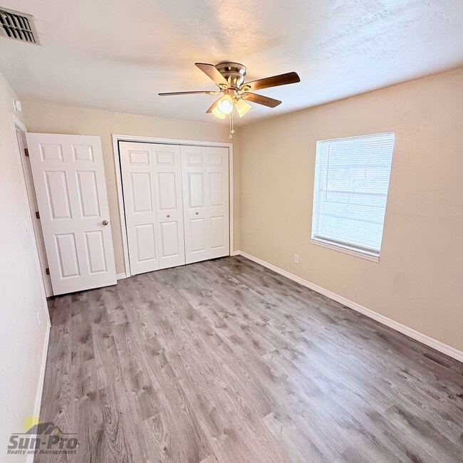 Building Photo - 1985 Big Oak Dr