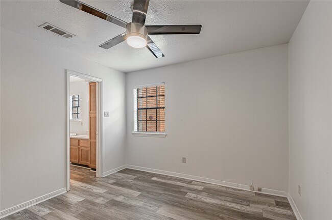 Building Photo - 2402 Sycamore Ave