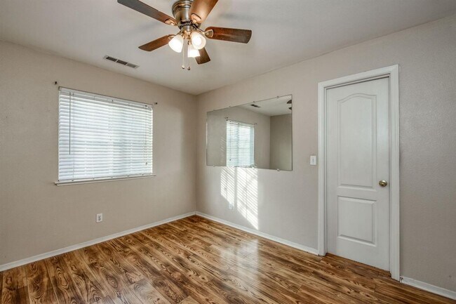 Building Photo - Spacious 5 Bedroom Clovis Home