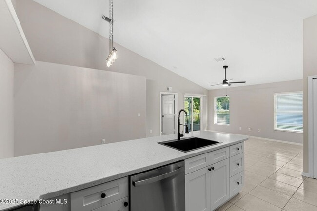 Building Photo - 158 Empress Ave