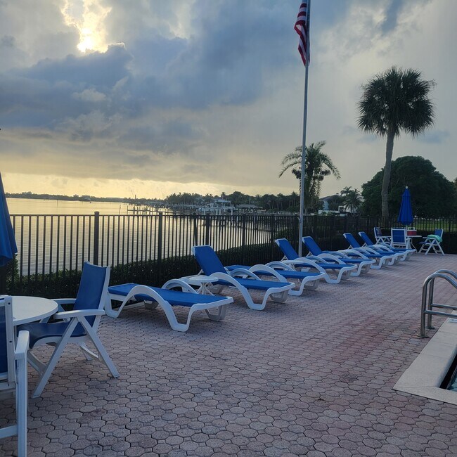 Building Photo - 825 Center St