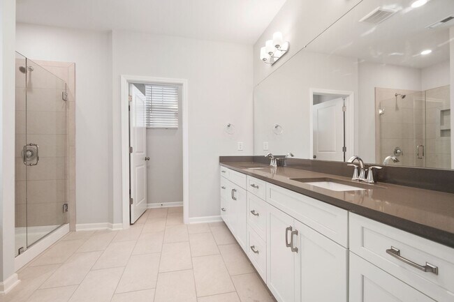Building Photo - Stunning and spacious end-unit townhome in North Raleigh!