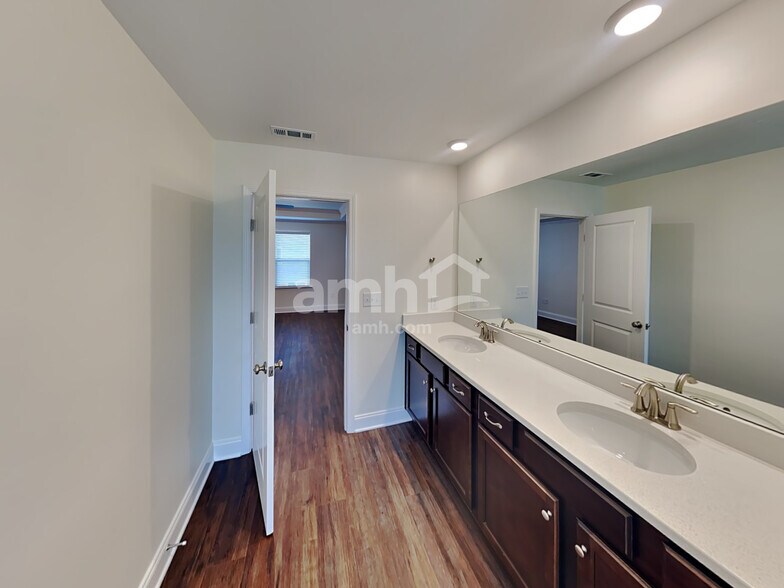 Building Photo - 5223 Valor Dr