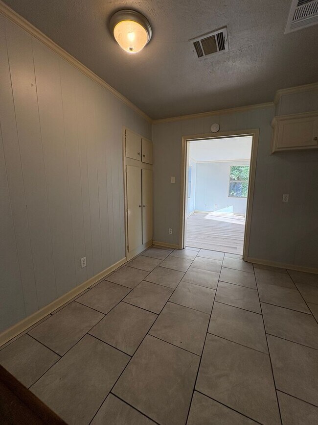 Building Photo - Gorgeous 3 bedroom/1 bath home with living room and den!