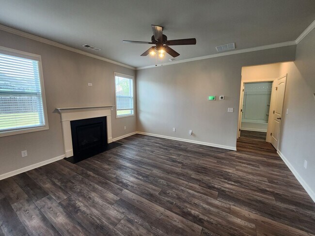 Building Photo - 5 Bedroom 3 Bath 2 Car Garage in Forsyth C...