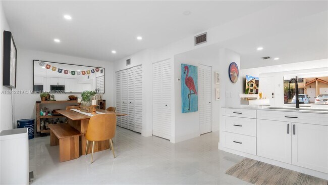 Building Photo - 10011 SW 77th Ct
