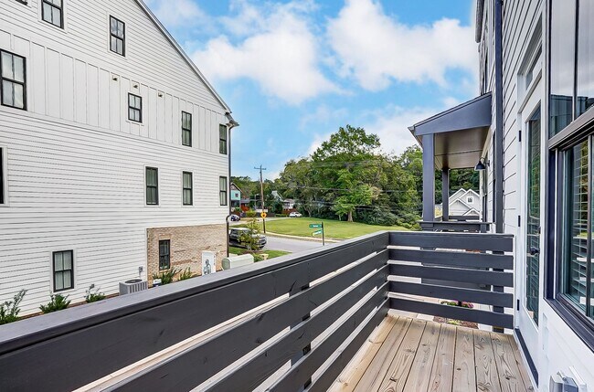 Building Photo - NEW TOWNHOME W/ ROOFTOP TERRACE @ 5West Te...