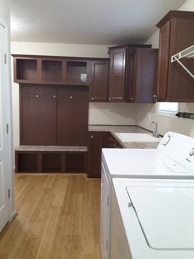 Building Photo - 3 Bedroom Single Family Home!