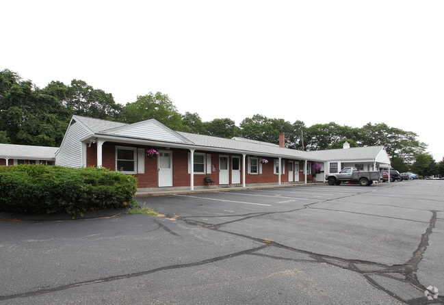 Primary Photo - Colonial Efficiency Apartments