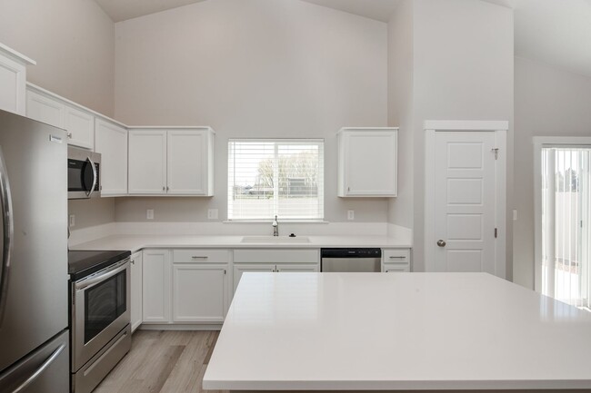 Building Photo - Beautiful 4 Bedroom Upscale Home