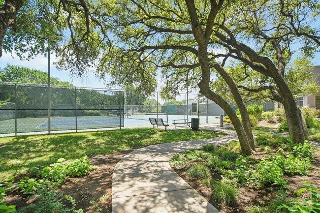 Building Photo - 6808 Luckenbach Ln