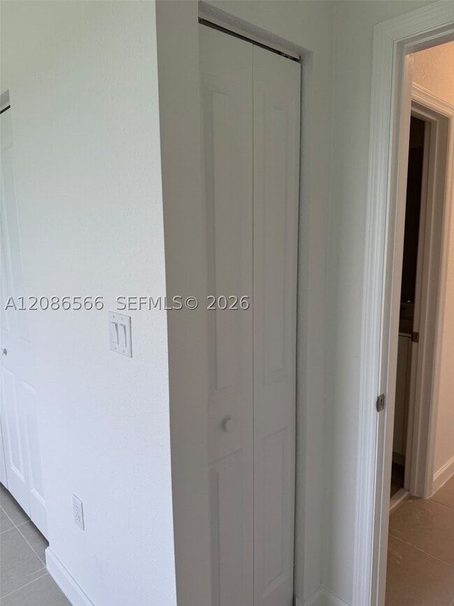 Building Photo - 2404 SE 29th Dr