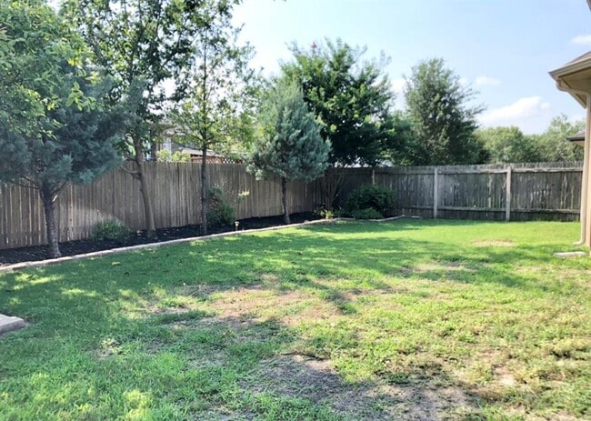 Building Photo - 130 Middle Creek Dr