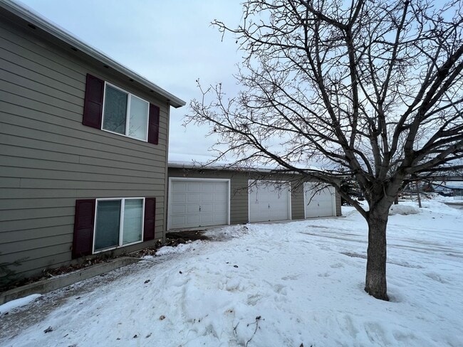 Building Photo - 915 Defoe St