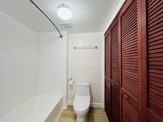 Building Photo - 710 Lunalilo St