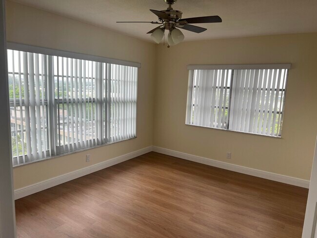 Building Photo - 3300 N Palm Aire Dr