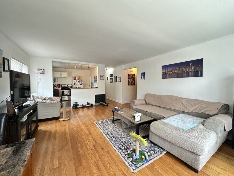 Building Photo - 2707 W Berwyn Ave